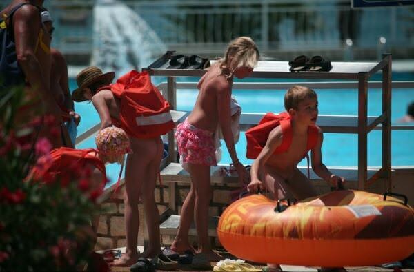 Zdjęcia młodzi nudyści rodzinny nudyzm w Niemczech w aquaparku | Photos young nudists family nudism in Germany at the water Park