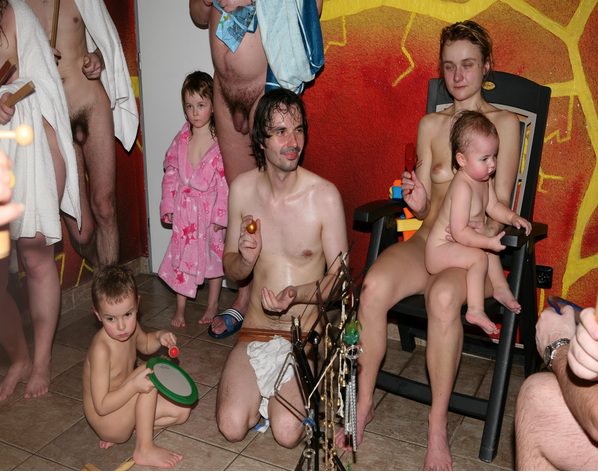 Zdjęcia rodzinny nudyzm premium dorośli i młodzi nudyści w basenie (set 13) | Photo family nudism premium adults and young nudists in the pool