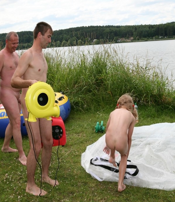 Zdjęcia rodzinny nudyzm w przyrodzie dorośli i dzieci nudystów duże premium galeria (set 16) | Photo family nudism outdoors, adults and children nudists big premium gallery