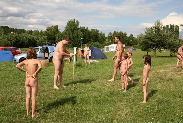 Zdjęcia rodzinny nudyzm w przyrodzie dorośli i dzieci nudystów duże premium galeria (set 17) | Photo family nudism outdoors, adults and children nudists big premium gallery