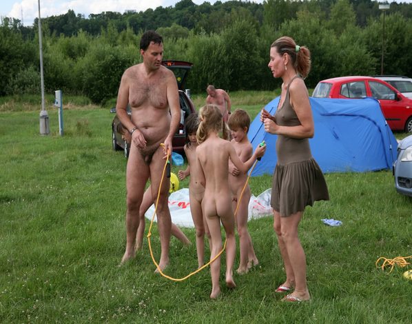 Zdjęcia rodzinny nudyzm w przyrodzie dorośli i dzieci nudystów duże premium galeria (set 17) | Photo family nudism outdoors, adults and children nudists big premium gallery