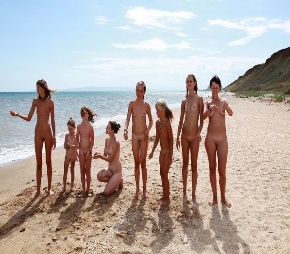 Zdjęcia rodzinny nudyzm galerie matki i córki na morze (set 7) | Photos family nudism galleries mother and daughter on the sea