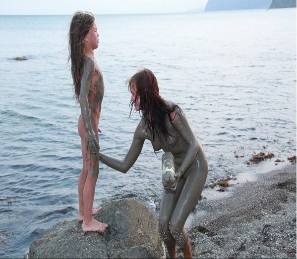 Zdjęcia rodzinny nudyzm na plaży z leczniczym błotem | Photo a family nudism on a beach with therapeutic mud