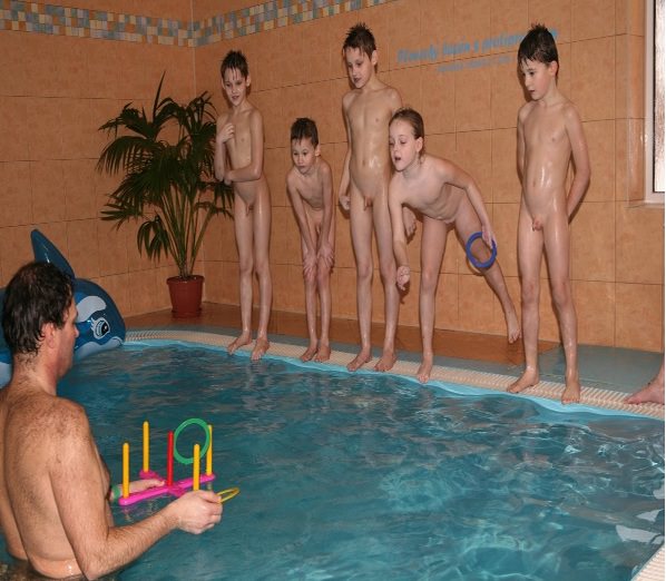 Zdjęcia rodzinny nudyzm, naga kultura w basenie (set 14) | Photo of family nudism the naked culture in the pool