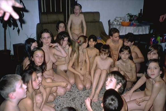 Zdjęcia rodzinny nudyzm w domu młodzi i dorośli nudyści | Photo of family nudism of the house young and adult nudists