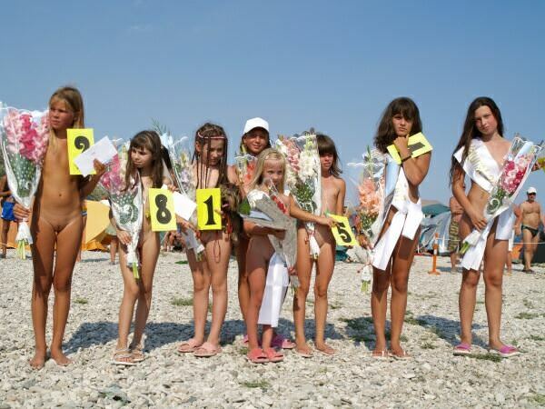 Foto konkurs piękności młodych nudystów na plaży | Photo a beauty contest of young nudists on the beach