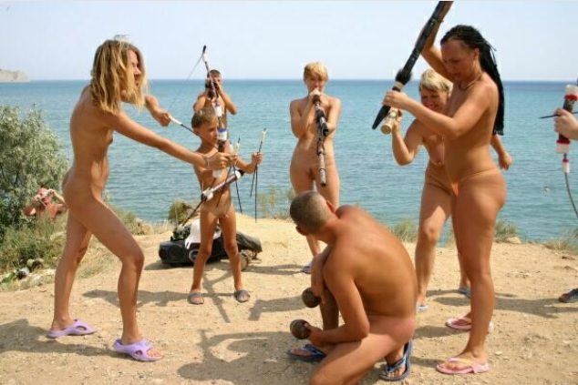 Foto nudyzm gry na plaży nad morzem | Photo nudism playing on the beach by the sea