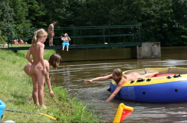 Zdjęcia prawdziwych naturystów na łonie natury  | These photos of naturists on nature