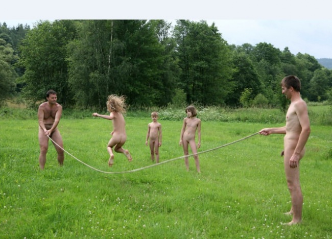 Zdjęcia naturyści na naturze piękna galeria o rodzinny nudyzm | Photos of naturists on nature beautiful gallery about family nudism