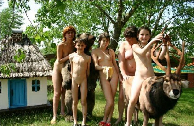 Zdjęcia dorośli i młodzi nudyści premium zdjęcia na łonie natury (set 7) | Photo adult and young nudists premium photo on nature