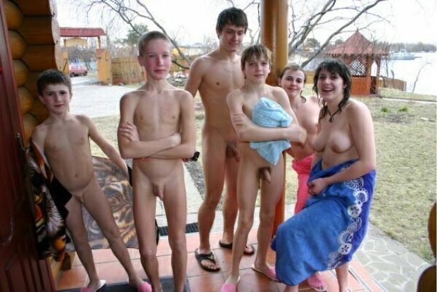 Nudyzm rodzinny w dorosłej sauna zdjęciem oraz młodych nudystów | Family nudism in sauna photo adult and young nudists