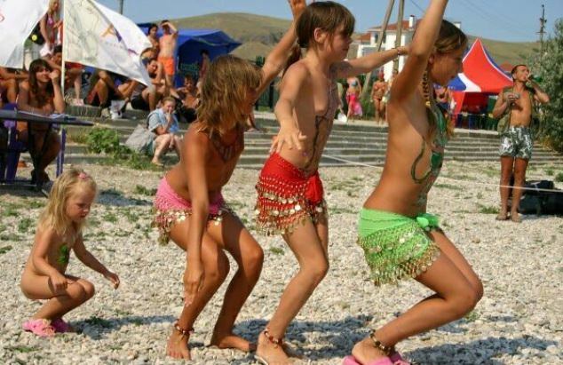 Rodziny nudyzm konkursy zdjęcia i tańce | Nudism family photo contests and dances