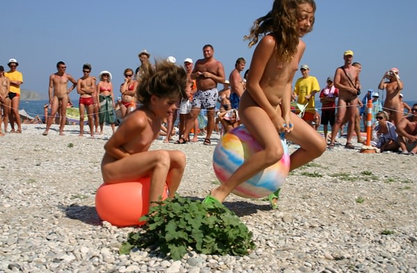 Zdjęcie nudyzm rodzina gry na plaży (set 26) | Purenudism foto - la competencia en una playa de nudistas