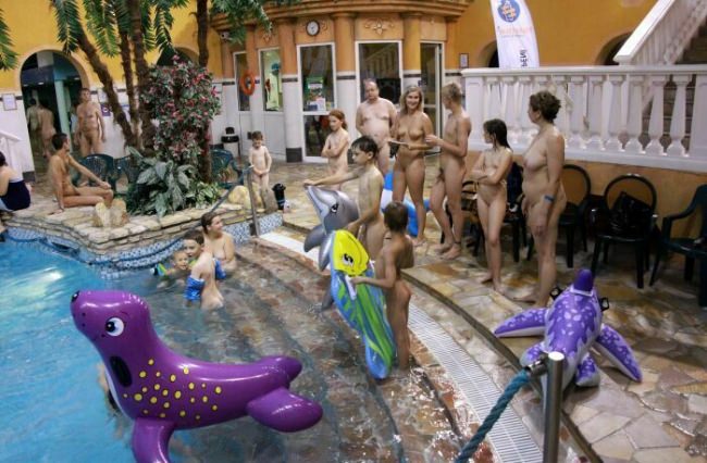 Zdjęcia nudyzm rodzina nudystów dorosłych i dzieci w basenie | Photos family nudism nudists adults and children in the pool