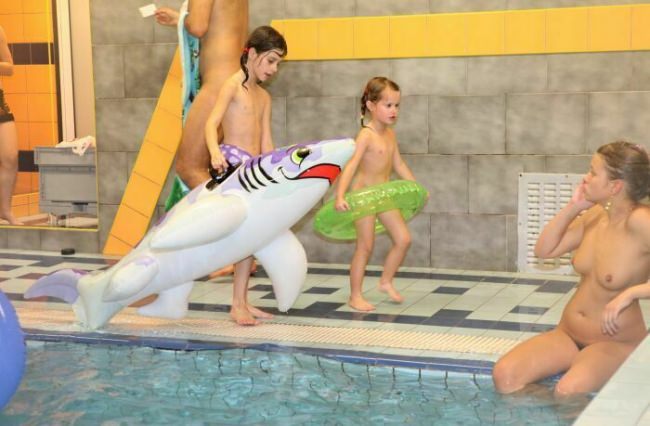 Nudyzm Zdjęcia rodzina w basenie | Photos family nudism in the pool