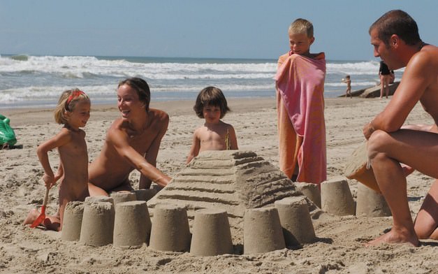 Zdjęcia dorosłych i dzieci na plaży nudystów | Photos of adults and children in the nudist beach