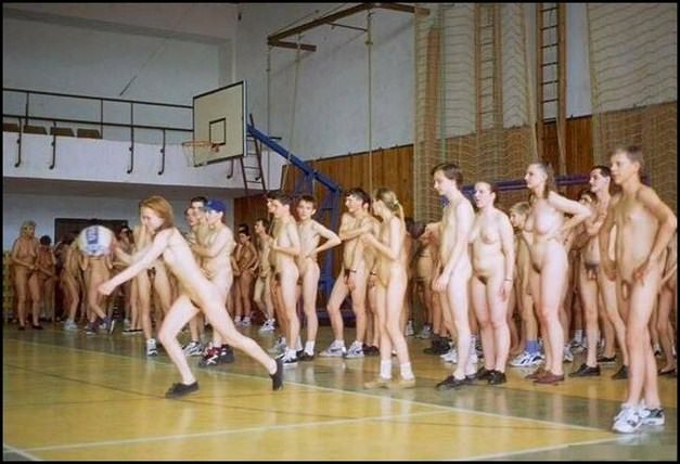 Wideo młode nagie dziewczyny naturystów grać w koszykówkę | Video young naturists naked girls play basketball