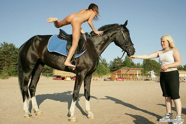 Zdjęcia młodych nagich nudystów uczą się jeździć konno | Photo young naked nudists are learning to ride horses