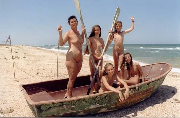 Zdjęcia młodych dorosłych nudystów na wybrzeżu Pacyfiku | Photos young adults nudists on the Pacific coast